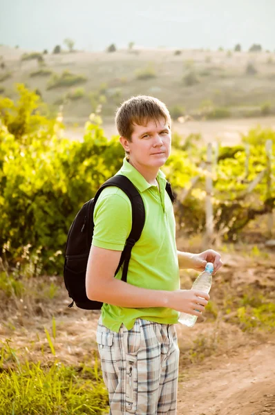 Giovane turista acqua potabile in natura — Foto Stock