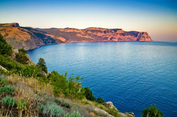 Meer? ? und Berge bei Sonnenuntergang — Stockfoto