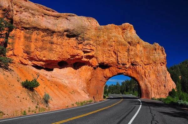 Czerwony droga łuk tunelu w bryce canyon — Zdjęcie stockowe