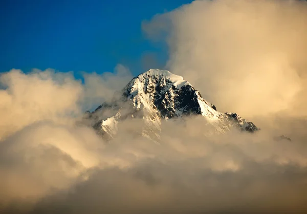 Snötäckt bergstopp — Stockfoto