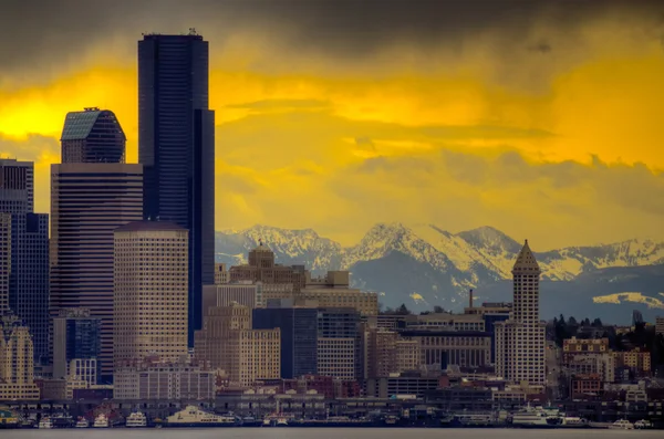 市中心与戏剧性的天空和级联山在西雅图 免版税图库图片