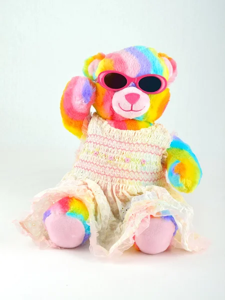 Цветной плюшевый медведь в солнечных очках — стоковое фото