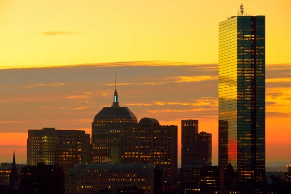 Drammatica alba sul centro di Boston Immagine Stock