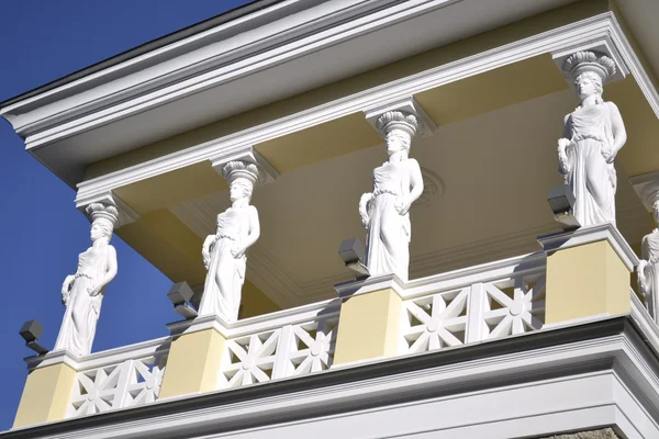 Statuen, Säulen, die das Dach stützen — Stockfoto