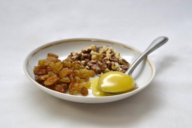 Kuru üzüm, fındık ve bal