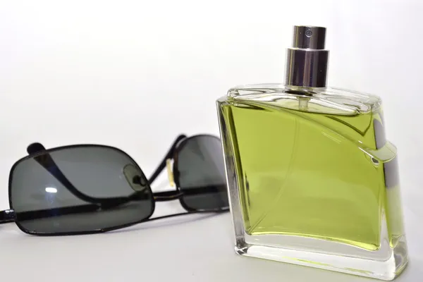 Butelkę wódki i okulary męskie — Zdjęcie stockowe