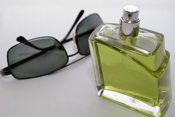 Butelkę wódki i okulary męskie — Zdjęcie stockowe