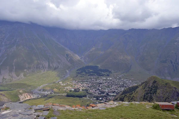 Village dans les montagnes du Caucase Image En Vente