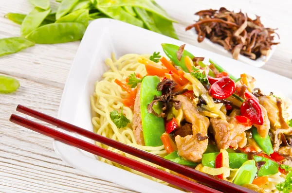 Noodles with pork and vegetables in plum sauce — Stock Photo, Image