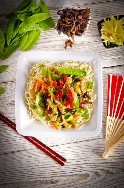 Noodles with pork and vegetables in plum sauce — Stock Photo, Image