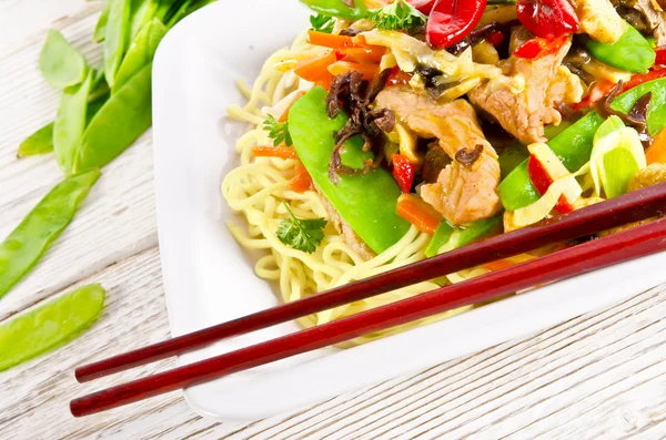 Noodles with pork and vegetables in plum sauce — Stock Photo, Image
