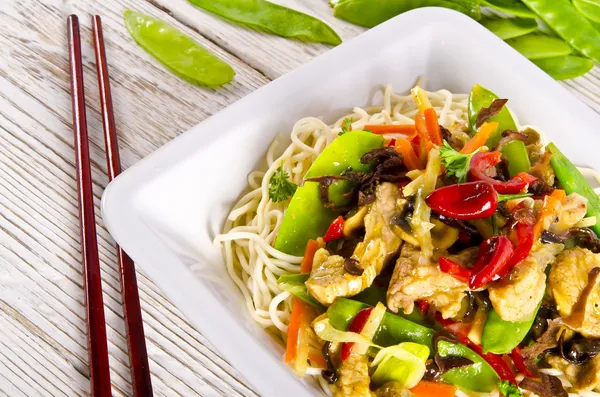 Noodles with pork and vegetables in plum sauce — Stock Photo, Image