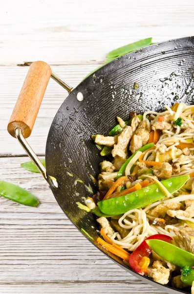 Tagliatelle asiatiche con carne — Foto Stock