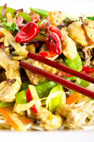 Noodles with pork and vegetables in plum sauce — Stock Photo, Image