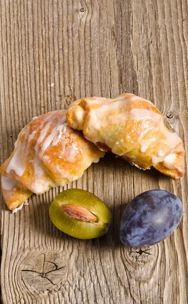 Petit croissant de prunes — Photo