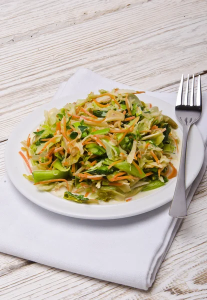 Römersalat mit Karotten und Knoblauch — Stockfoto