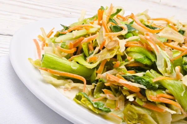 Romaine lettuce with carrots and garlic — Stock Photo, Image