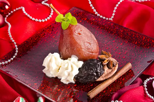 Birne Helene in Rotwein mit Gewürzen — Stockfoto