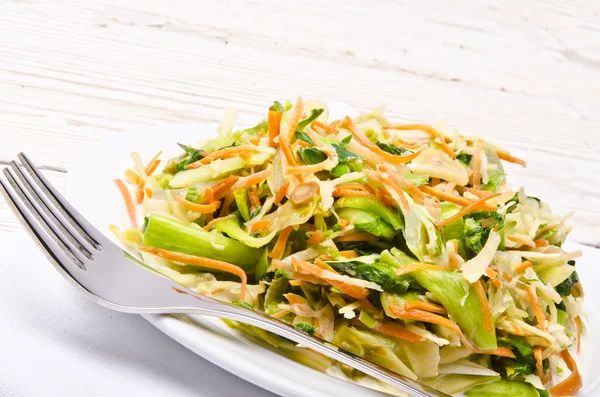 Lechuga romana con zanahorias y ajo —  Fotos de Stock