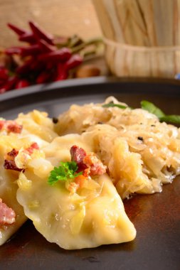 Pierogi.Polish çanak pierogi lahana turşusu ve mantar ile