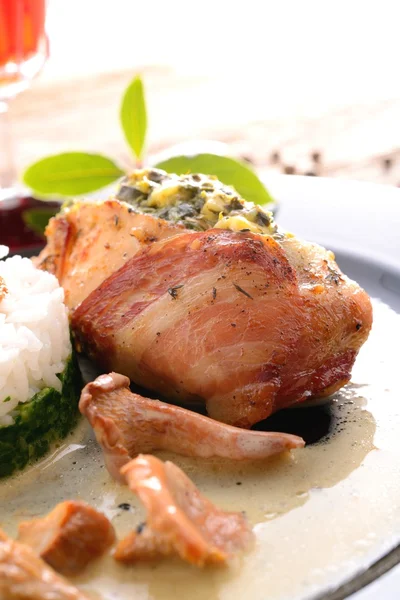 Jambon ve ıspanak ile tavuk göğsü tam — Stok fotoğraf