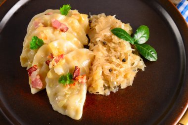 Pierogi.Polish çanak pierogi lahana turşusu ve mantar ile
