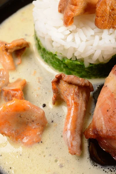 Pechuga de pollo llena con jamón y espinacas —  Fotos de Stock