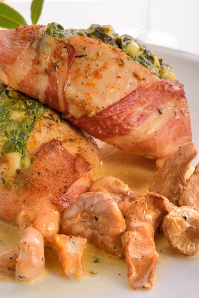 Pechuga de pollo llena con jamón y espinacas — Foto de Stock