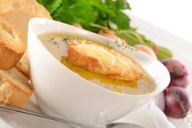Paris soğan çorbası