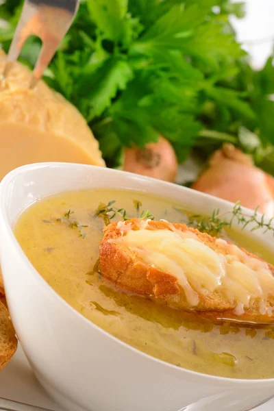 Парижский луковый суп — стоковое фото