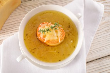 Paris soğan çorbası