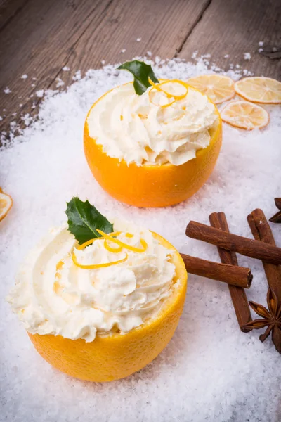 La crema - las naranjas - la canela — Foto de Stock