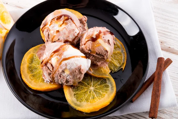 Glace à la vanille au chocolat et à l'orange rôtie — Photo