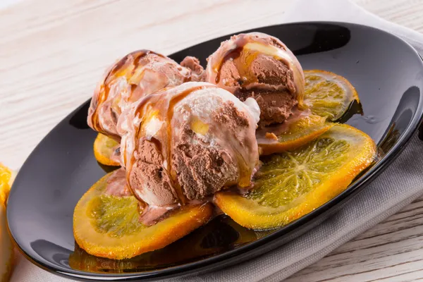 巧克力香草冰与烤的橙色 — 图库照片