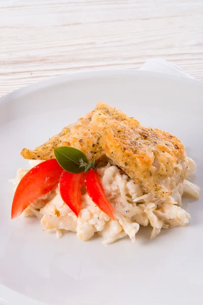 Le poisson cuit au four avec salade de céleri — Photo