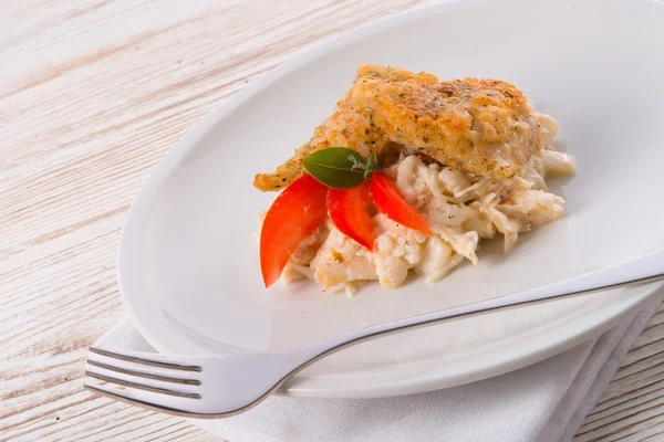 El pez cocido con la ensalada de apio — Foto de Stock