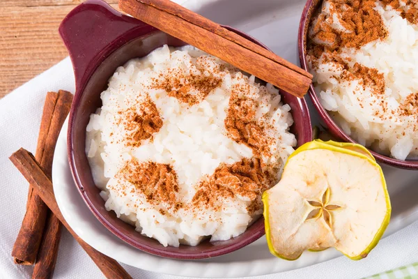 Arroz con leche con canela y compota de manzana — Foto de Stock