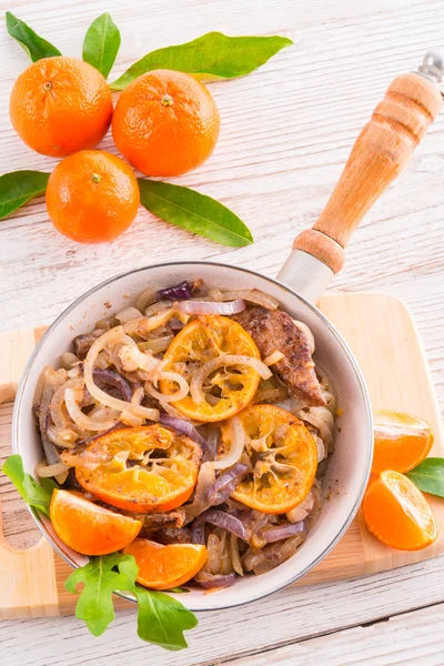 Fígado com molho de cebola-laranja — Fotografia de Stock