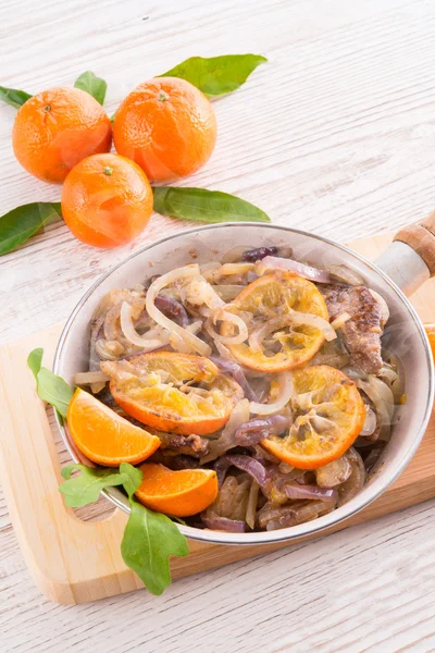 Leber mit Zwiebel-Orangen-Sauce — Stockfoto