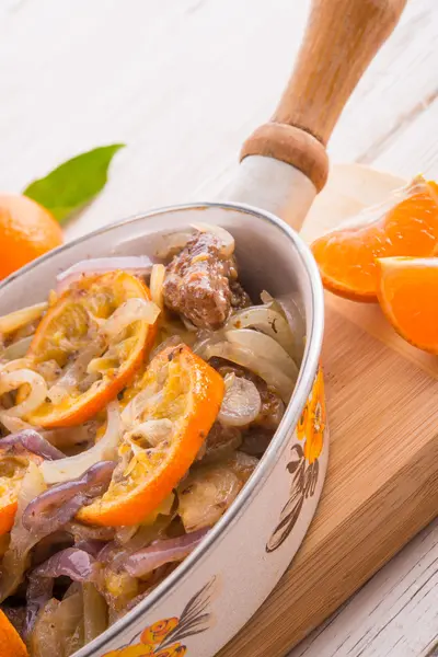 Fegato con salsa di cipolla e arancia — Foto Stock