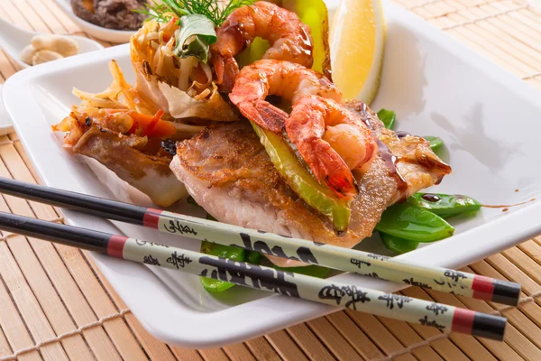 Camarones con pescado y verduras —  Fotos de Stock