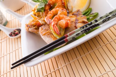 Karides balık ve sebze ile