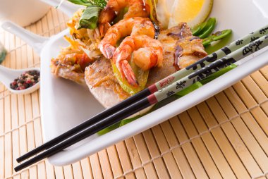 Karides balık ve sebze ile