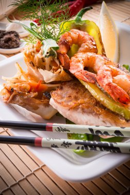 Karides balık ve sebze ile