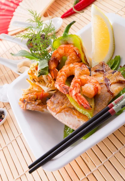 Shrimps with fish and vegetables — Stock Photo, Image