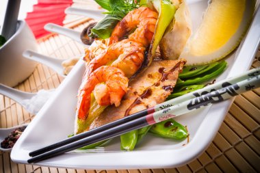 Karides balık ve sebze ile