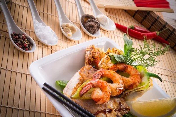 Camarones con pescado y verduras —  Fotos de Stock