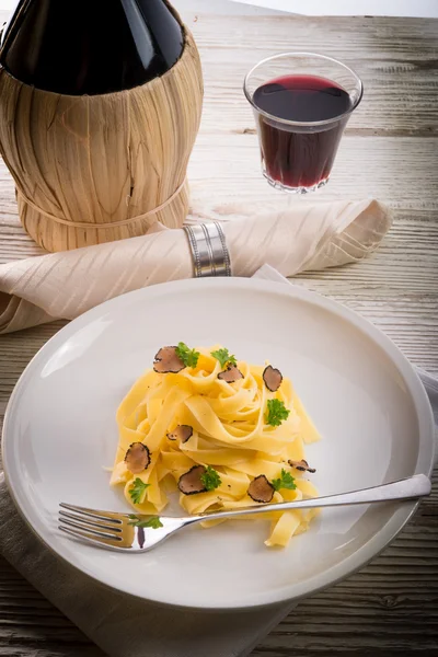 Tagliatelle med sommaren tryffel — Stockfoto