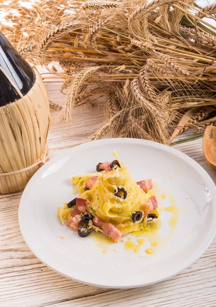 Tagliatelle met spek en zwart met olijf ones — Stockfoto