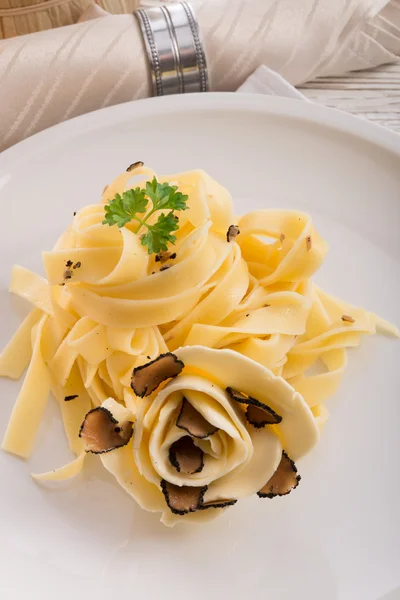 Tagliatelle met zomer truffel — Stockfoto